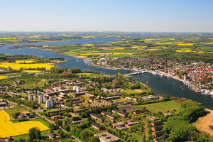 Kappeln aus der Luftperspektive mit Blick auf die Ostsee