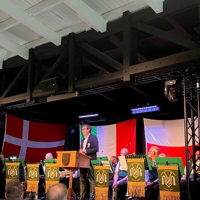 Der B&uuml;rgermeister von Merate bei der Er&ouml;ffnungsfeier in der Alten Maschinenhalle